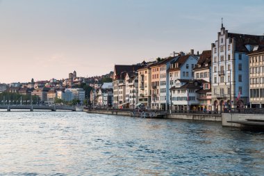 Ünlü kartpostal görünümü çeşitli ev sahipliği yapmaktadır ve Zürih'te kiliseleri