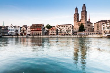 Ünlü kartpostal görünümü çeşitli ev sahipliği yapmaktadır ve Zürih'te kiliseleri
