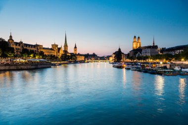 Ünlü kartpostal görünümü çeşitli ev sahipliği yapmaktadır ve Zürih'te kiliseleri