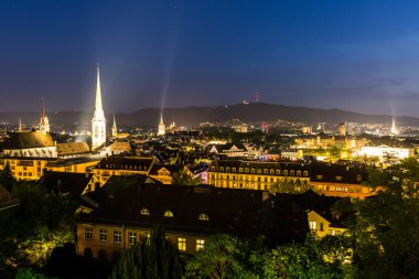Ünlü kartpostal görünümü çeşitli ev sahipliği yapmaktadır ve Zürih'te kiliseleri