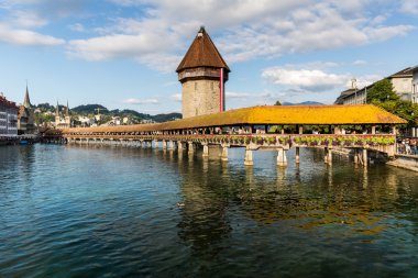 Geç öğleden sonra ünlü köprüde Kapellbruecke görünümlerini