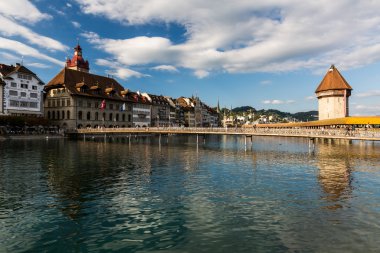 Geç öğleden sonra ünlü köprüde Kapellbruecke görünümlerini