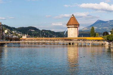 Geç öğleden sonra ünlü köprüde Kapellbruecke görünümlerini