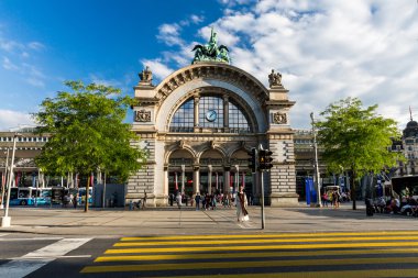 Çoğundan ünlü eski tren istasyonu kapısı Lucerne içinde 
