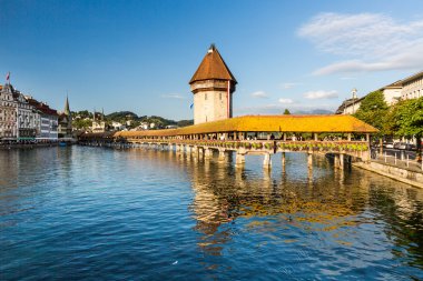 Geç öğleden sonra ünlü köprüde Kapellbruecke görünümlerini