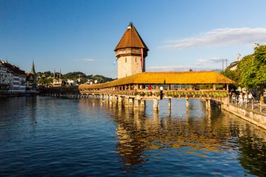 Geç öğleden sonra ünlü köprüde Kapellbruecke görünümlerini