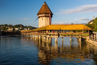Geç öğleden sonra ünlü köprüde Kapellbruecke görünümlerini