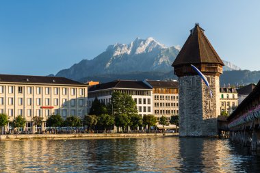 Geç öğleden sonra ünlü köprüde Kapellbruecke görünümlerini