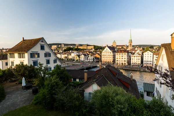 Famosa postal vista de varias casas e iglesias en Zurich — Foto de Stock