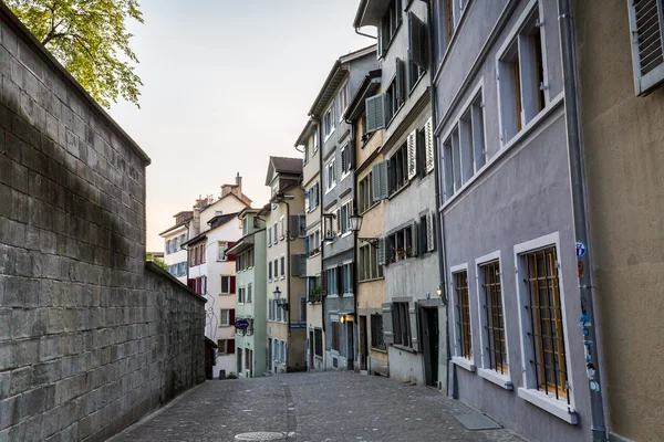 Ünlü kartpostal görünümü çeşitli ev sahipliği yapmaktadır ve Zürih'te kiliseleri