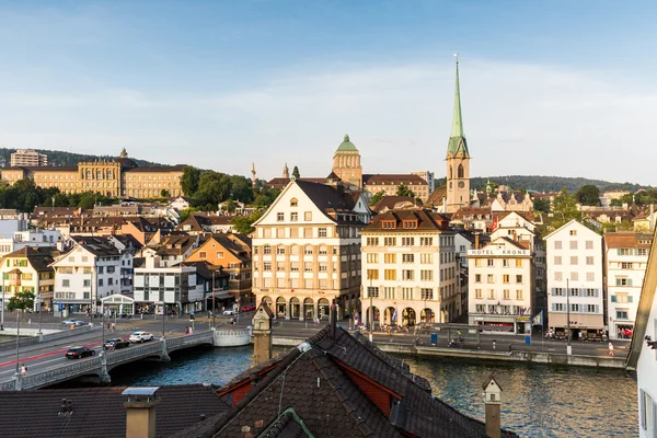 Ünlü kartpostal görünümü çeşitli ev sahipliği yapmaktadır ve Zürih'te kiliseleri