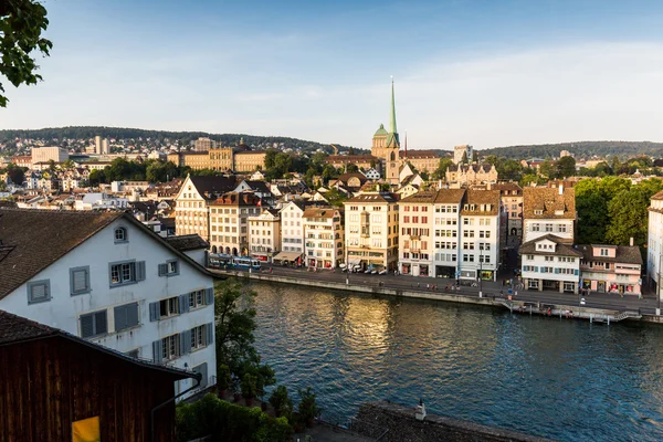 Berühmte Postkartenansicht verschiedener Häuser und Kirchen in Zürich — Stockfoto