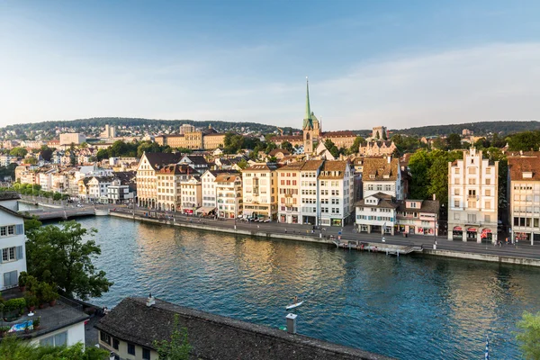 Berühmte Postkartenansicht verschiedener Häuser und Kirchen in Zürich — Stockfoto