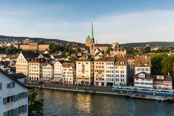 Célèbre carte postale de différentes maisons et églises à Zurich — Photo