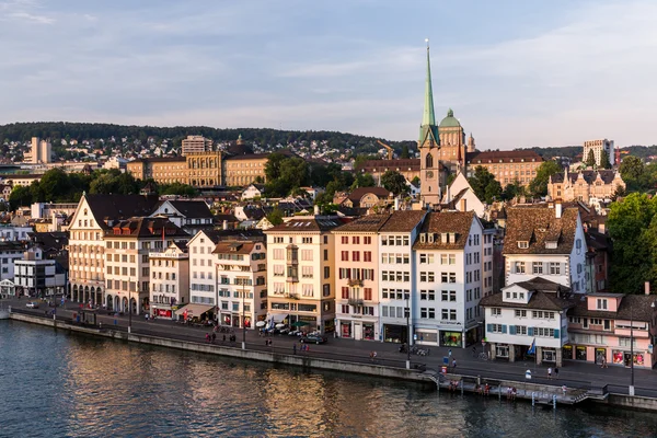 Célèbre carte postale de différentes maisons et églises à Zurich — Photo