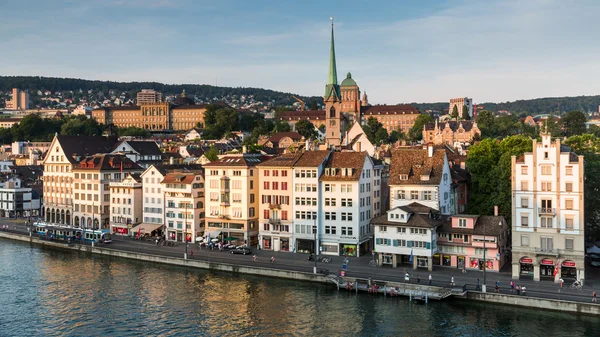 Знаменитая открытка с видом на различные дома и церкви Цюриха — стоковое фото