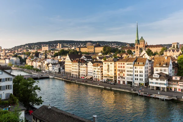 Berühmte Postkartenansicht verschiedener Häuser und Kirchen in Zürich — Stockfoto