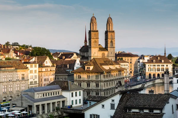 Berühmte Postkartenansicht verschiedener Häuser und Kirchen in Zürich — Stockfoto