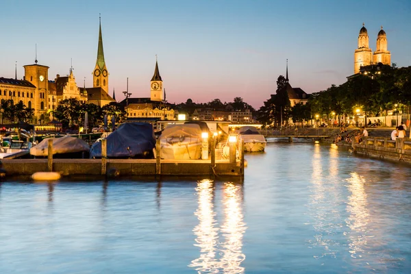 Famosa postal vista de varias casas e iglesias en Zurich — Foto de Stock