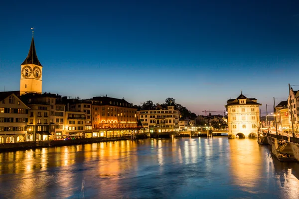 Ünlü kartpostal görünümü çeşitli ev sahipliği yapmaktadır ve Zürih'te kiliseleri