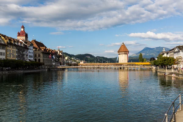 Vue sur le célèbre pont Kapellbruecke en fin d'après-midi — Photo