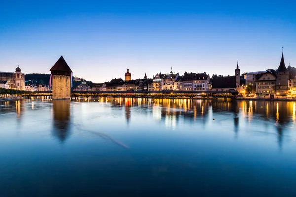 Vue sur le célèbre pont Kapellbruecke au coucher du soleil — Photo