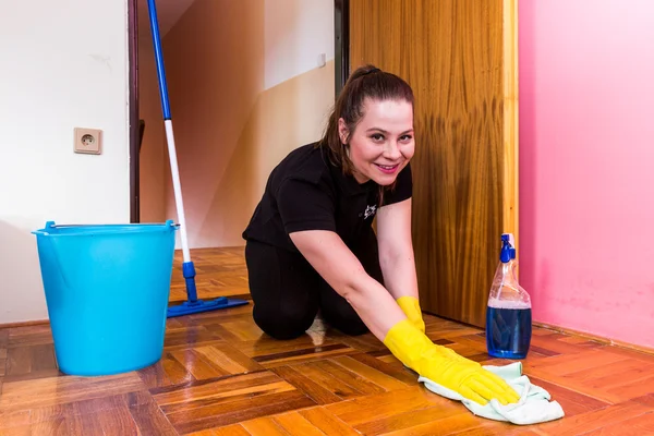 Huishouding personeelslid werkt — Stockfoto