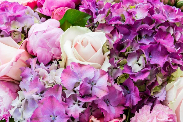 Украшение стола свадебными цветами — стоковое фото