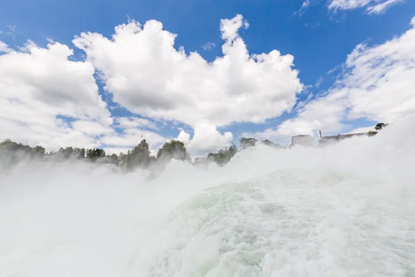 Melihat ke air terjun terbesar Eropa — Stok Foto