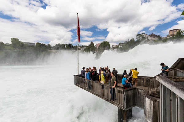 Melihat ke air terjun terbesar Eropa — Stok Foto