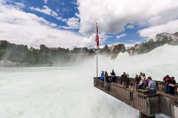 Melihat ke air terjun terbesar Eropa — Stok Foto