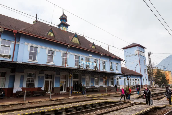 Vista exterior da principal estação ferroviária de Ruzomberok, Eslováquia — Fotografia de Stock