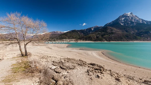 Lago Serre-Poncon, Hautes-Alpes, Francia — Foto de Stock