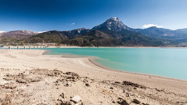 Lago Serre-Poncon, Hautes-Alpes, Francia — Foto de Stock