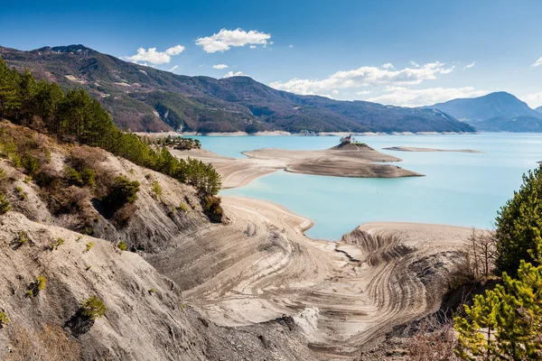 Lago Serre-Poncon, Hautes-Alpes, Francia — Foto de Stock