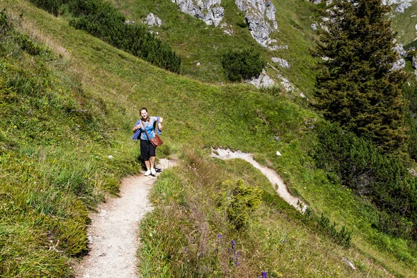 Girl hiking on Jenner — Stock Photo, Image