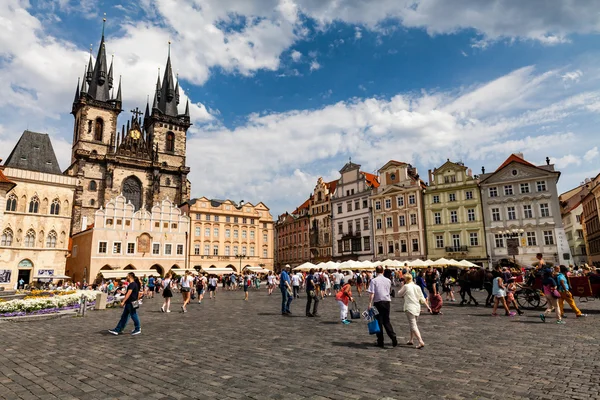 Kyrkan av fostrar av Gud framför tyn i Prag — Stockfoto