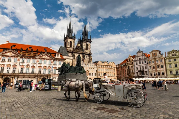 Kyrkan av fostrar av Gud framför tyn i Prag — Stockfoto