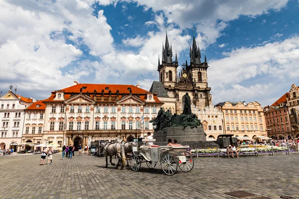 Kyrkan av fostrar av Gud framför tyn i Prag — Stockfoto