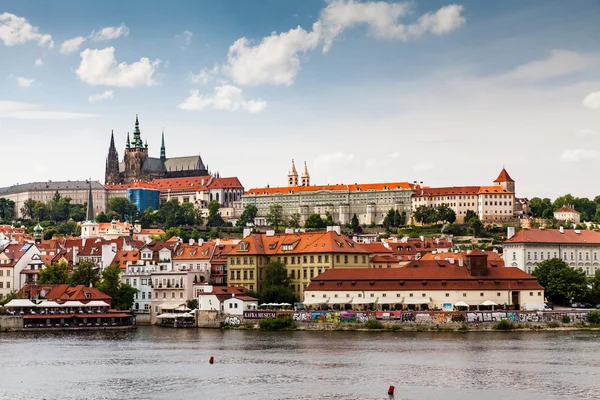 Utsikt mot floden Vltava från Karlsbron — Stockfoto