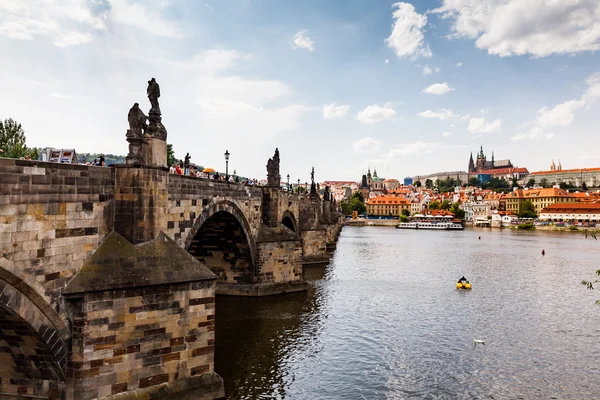 Utsikt mot floden Vltava från Karlsbron — Stockfoto