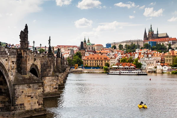 Utsikt mot floden Vltava från Karlsbron — Stockfoto