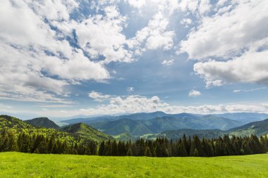 Bisiklete binme boyunca doğa Revuce Slovakya Malino Brdo yolu