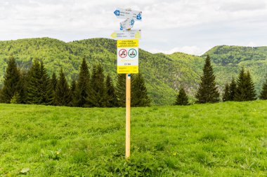 Bisiklete binme boyunca doğa Revuce Slovakya Malino Brdo yolu