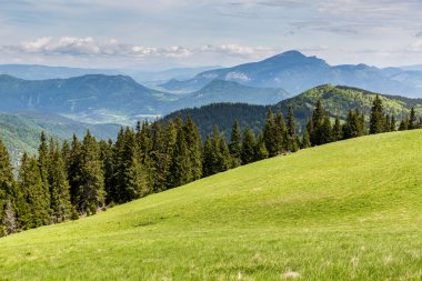Bisiklete binme boyunca doğa Revuce Slovakya Malino Brdo yolu