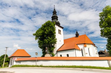 Liptovske Sliace köyünün merkezindeki kilise, Slovakya