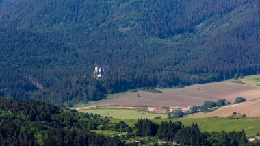 Yaz aylarında Slovakya'da Ruzomberok yakınındaki kale Likavka
