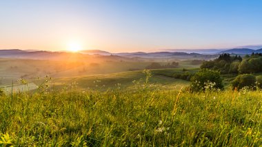 Alanlar ve gündoğumu Hills'te Dolny Kubin Slovakya'da yakın: