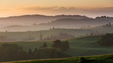 Alanlar ve gündoğumu Hills'te Dolny Kubin Slovakya'da yakın: