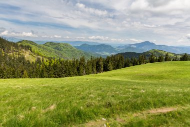 Bisiklete binme boyunca doğa Revuce Slovakya Malino Brdo yolu